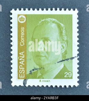 Gestempelte Briefmarke von Spanien, die König Juan Carlos zeigt, um 1996. Stockfoto