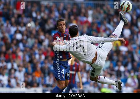 SPANIEN, Madrid: Der portugiesische Stürmer Cristiano Ronaldo von Real Madrid versucht einen akrobatischen Schuss während des Spiels der spanischen Liga 2014/15 zwischen Real Madrid Stockfoto