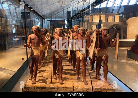 Versuchsoperationen im Großen Ägyptischen Museum in Ägypten Pharaonischer Status in den neuen Hallen der Großen Treppe des Großen Ägyptischen Museums während der Prozessteiloperation in Gizeh, Ägypten am 15. Oktober 2024. Das große Ägyptische Museum kündigte die Versuchsarbeiten der Hauptgalerien an, die den Besuchern eine exklusive Vorschau auf zwölf sorgfältig kuratierte Ausstellungshallen bieten. Das Grand Egyptian Museum JUWEL, das sich in der Nähe der Pyramiden von Gizeh befindet, ist das weltweit größte archäologische Museum, das einer einzigen Zivilisation gewidmet ist und rund 100.000 Artefakte zeigt, darunter das gesamte c Stockfoto