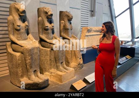 Eine Frau sieht den Pharaonenstatus in den neuen Hallen der Großen Treppe des Großen Ägyptischen Museums während der Teiloperation in Gizeh, Ägypten am 15. Oktober 2024. Das große Ägyptische Museum kündigte die Versuchsarbeiten der Hauptgalerien an, die den Besuchern eine exklusive Vorschau auf zwölf sorgfältig kuratierte Ausstellungshallen bieten. Das Grand Egyptian Museum JUWEL, das sich in der Nähe der Pyramiden von Gizeh befindet, ist das weltweit größte archäologische Museum, das einer einzigen Zivilisation gewidmet ist und rund 100.000 Artefakte, einschließlich, zeigt Stockfoto