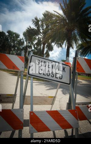 Ein Schild mit geschlossenem Bürgersteig auf einem Fußgängerweg in Florida, USA Stockfoto