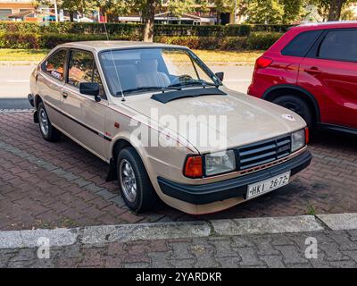 OSTRAVA, TSCHECHISCHE REPUBLIK - 25. AUGUST 2024: Der tschechische Skoda 130L Rapid Sport Coupé aus den 1980er Jahren parkt auf der Straße Stockfoto