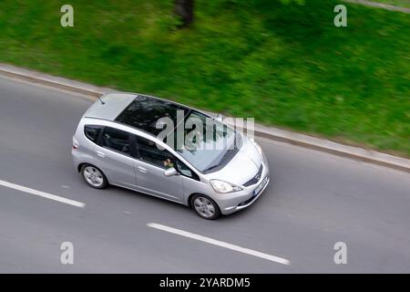 OSTRAVA, TSCHECHIEN - 10. APRIL 2024: Honda Jazz Fit Kompaktwagen in Silber, Bewegungsunschärfe-Effekt Stockfoto