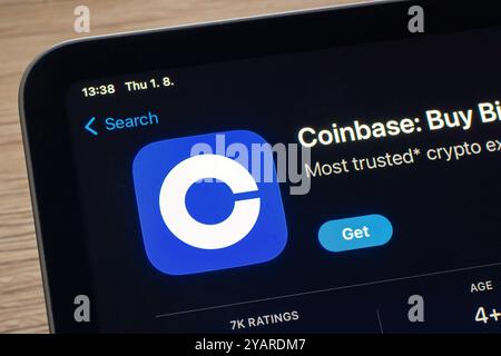 OSTRAVA, TSCHECHIEN - 1. AUGUST 2024: App Store mit Coinbasemobile-Anwendung für iOS zum Handel und Speichern von Kryptowährungen Stockfoto