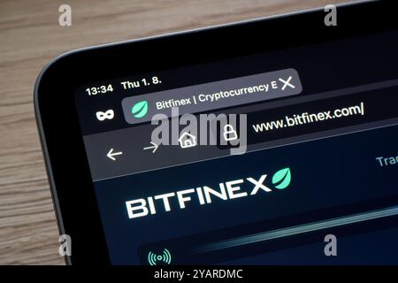 OSTRAVA, TSCHECHIEN - 1. AUGUST 2024: Website der Bitfinex-Plattform zum Kauf und Verkauf von Kryptowährungen Stockfoto