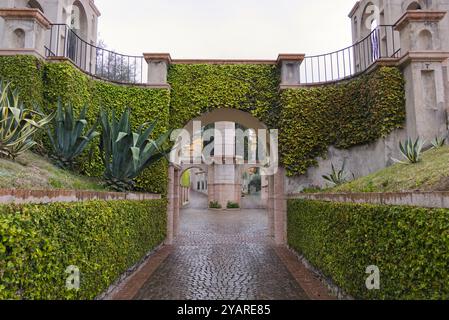 Offener Eingang zu einem Herrenhausgarten. Stockfoto