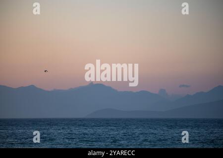 Malerische Landschaft mit Ionischem Meer mit Wolken und Land während der Dämmerung in Südalbanien. Romantischer Blick auf Wasser und Natur in Ksamil. Stockfoto