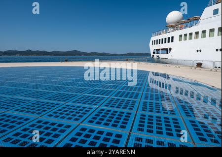 Solarpaneele am Kreuzfahrthafen von Zadar, Kroatien. Stockfoto