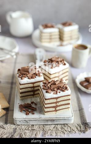 Schokoladen-Biskuit-Kuchen Ohne Backen. Tasse Kaffee und weißer Hintergrund. Stockfoto