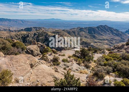 Windy Point Vista bietet einen Blick auf Tucson von den Catalina Mountains entlang des Mt Lemmon Highway in der Nähe des Willow Canyon, Arizona, USA Stockfoto