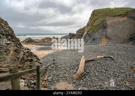 Zugang zum Sandymouth Strand über die Stufen, die vom Parkplatz hinunter führen Stockfoto