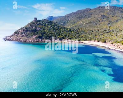 Blick aus der Vogelperspektive auf das türkisfarbene Wasser von Porto Ferro an einem sonnigen Tag. Sardinien, Italien Stockfoto