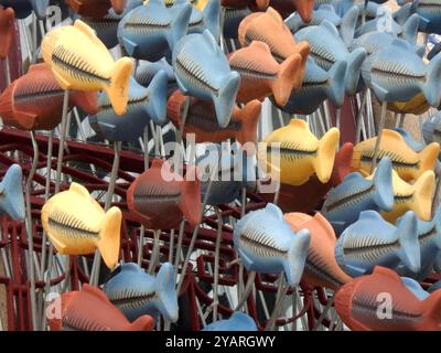 Hängende Goldfische verschiedener Farben, die in die gleiche Richtung laufen Stockfoto