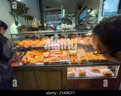Die Kunden sprechen in der Alma Nomad Bakery, Madrid, Spanien Stockfoto