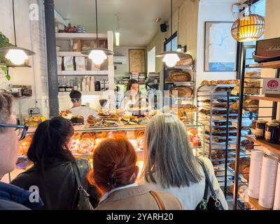 Die Kunden sprechen in der Alma Nomad Bakery, Madrid, Spanien Stockfoto