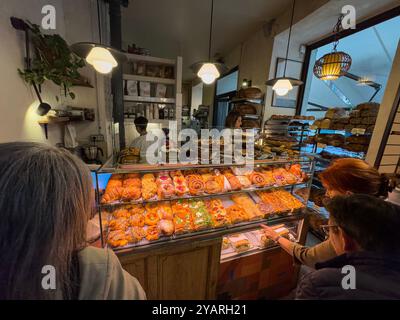 Die Kunden sprechen in der Alma Nomad Bakery, Madrid, Spanien Stockfoto