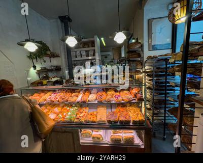 Die Kunden sprechen in der Alma Nomad Bakery, Madrid, Spanien Stockfoto