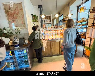 Die Kunden sprechen in der Alma Nomad Bakery, Madrid, Spanien Stockfoto