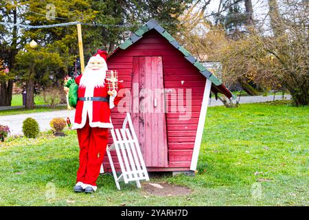 Weihnachtsmann-Dekorationsgarten im Brukenthal-Palast in Avrig, Rumänien Stockfoto