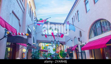 Blauer Himmel über der Innenstadt von Santa Barbara. Kalifornien, USA Stockfoto