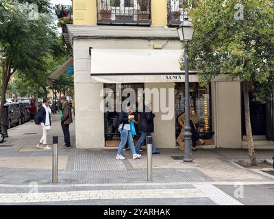 Kunden vor der Alma Nomad Bakery, Madrid, Spanien Stockfoto
