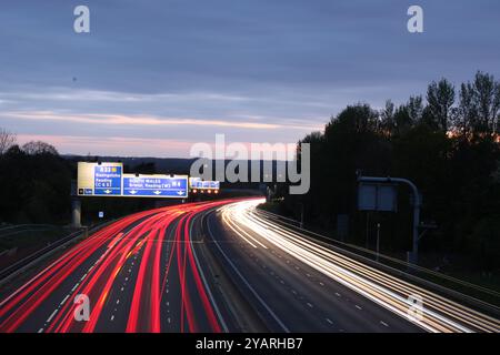 Abendlicher ruhiger Verkehr über die Autobahn M4 Westbound von Reading Berkshire in der Abenddämmerung am 23. April 2024 Stockfoto