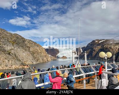 Prince Christian Sound, Grönland - 29. August 2024: Kreuzfahrtpassagiere sehen einen Gletscher in Prince Kristian Sund Stockfoto