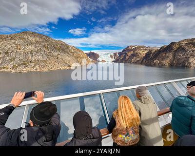 Prince Christian Sound, Grönland - 29. August 2024: Kreuzfahrtpassagiere sehen einen Gletscher in Prince Kristian Sund Stockfoto