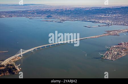 San Francisco, Kalifornien - aus der Vogelperspektive auf den östlichen Teil der San Francisco-Oakland Bay Bridge. Stockfoto