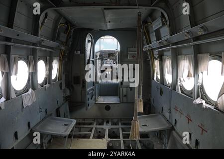 Innenraum der Fluggastkabine eines kleinen verlassenen Flugzeugs mit Blick auf das Cockpit Stockfoto