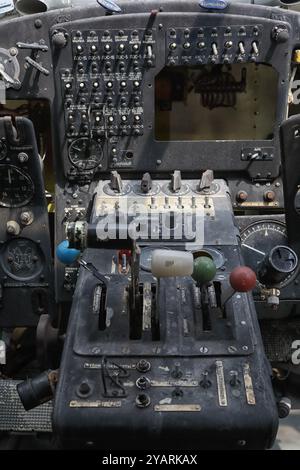 Kaputtes Armaturenbrett eines verlassenen kleinen Propellerflugzeugs Stockfoto