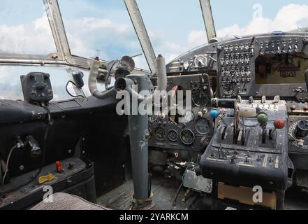 Das Innere der Pilotenkabine eines alten verlassenen sowjetischen kleinen Propellerflugzeugs Stockfoto