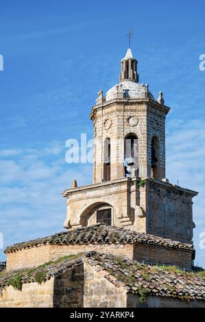 Puente La Reina, Spanien – 22. Mai 2024: Der Kirchturm der Kirche des Kreuzes im Dorf Puente La Reina Stockfoto