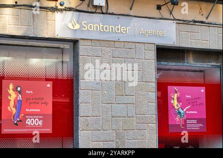 Puente La Reina, Spanien - 22. Mai 2024: Die Front der Santander Bank im Dorf Puente La Reina Stockfoto