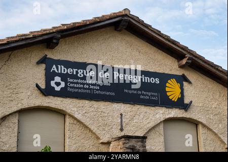 Puente La Reina, Spanien – 22. Mai 2024: Die Pilgerherberge Albergue Padres Reparadores befindet sich im Dorf Puente La Reina Stockfoto