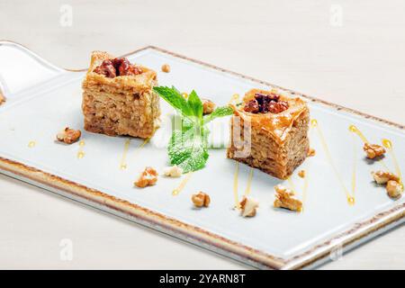 Baklava ist ein mehrschichtiges Dessert, das aus Filo-Teigblättern besteht, mit gehackten Nüssen gefüllt und mit Sirup oder Honig gesüßt wird. Jetzt Griechisch oder (Türkisch, Arabisch, Stockfoto