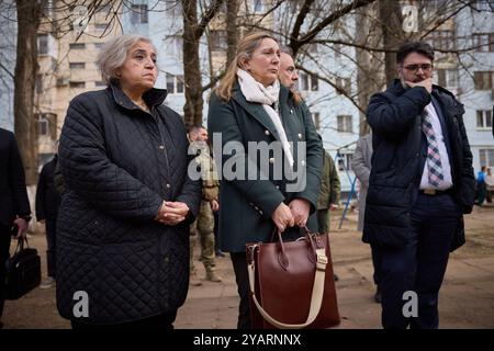 Während einer Arbeitsreise in die Region Odesa würdigten der ukrainische Präsident Wolodymyr Zelenskyj und der griechische Ministerpräsident Kyriakos Mitsotakis das Gedenken an die Bewohner von Odesa, die am 2. März getötet wurden, als ein UAV von Shahed auf ein neunstöckiges Wohngebäude traf. In der Nacht des 2. März zerstörte ein weiterer Angriff der Russischen Föderation mit Kamikaze-Drohnen auf die Stadt Odesa 18 Wohnungen und beschädigte 36 Wohnungen in einem Hochhaus in der Dobrovolskoho Avenue 134, wobei 12 Menschen, darunter fünf Kinder, getötet wurden. Weitere neun Menschen wurden verletzt. Stockfoto