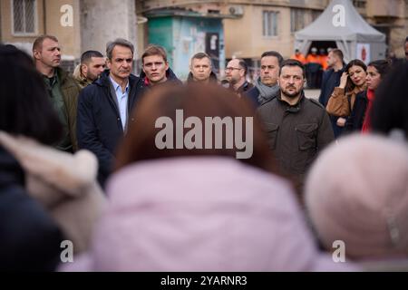 Während einer Arbeitsreise in die Region Odesa würdigten der ukrainische Präsident Wolodymyr Zelenskyj und der griechische Ministerpräsident Kyriakos Mitsotakis das Gedenken an die Bewohner von Odesa, die am 2. März getötet wurden, als ein UAV von Shahed auf ein neunstöckiges Wohngebäude traf. In der Nacht des 2. März zerstörte ein weiterer Angriff der Russischen Föderation mit Kamikaze-Drohnen auf die Stadt Odesa 18 Wohnungen und beschädigte 36 Wohnungen in einem Hochhaus in der Dobrovolskoho Avenue 134, wobei 12 Menschen, darunter fünf Kinder, getötet wurden. Weitere neun Menschen wurden verletzt. Stockfoto