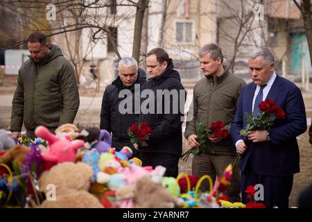 Während einer Arbeitsreise in die Region Odesa würdigten der ukrainische Präsident Wolodymyr Zelenskyj und der griechische Ministerpräsident Kyriakos Mitsotakis das Gedenken an die Bewohner von Odesa, die am 2. März getötet wurden, als ein UAV von Shahed auf ein neunstöckiges Wohngebäude traf. In der Nacht des 2. März zerstörte ein weiterer Angriff der Russischen Föderation mit Kamikaze-Drohnen auf die Stadt Odesa 18 Wohnungen und beschädigte 36 Wohnungen in einem Hochhaus in der Dobrovolskoho Avenue 134, wobei 12 Menschen, darunter fünf Kinder, getötet wurden. Weitere neun Menschen wurden verletzt. Stockfoto