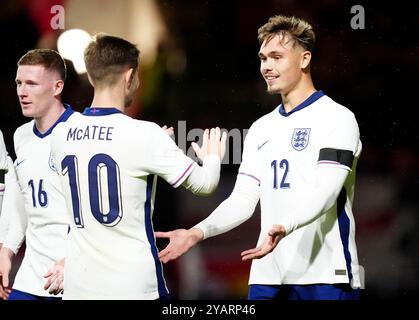 Der Englands Callum Doyle (rechts) feiert das zweite Tor ihrer Mannschaft im Spiel mit seinem Teamkollegen James McAtee (links) während des Qualifikationsspiels der Gruppe F zur UEFA Euro-U21-Meisterschaft in Ashton Gate, Bristol. Bilddatum: Dienstag, 15. Oktober 2024. Stockfoto