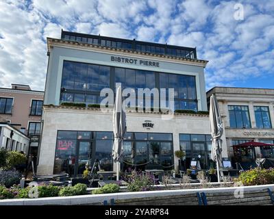 Bistrot Pierre French Restaurant, Teil der Oyster Wharf, vom Mumbles Prom aus gesehen. Murbles, Swansea, Wales, Vereinigtes Königreich. Oktober 2024. Stockfoto