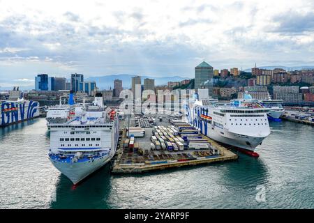 Genua, Italien - 27. Mai 2024: GNV Allegra und Excelsior Passagier- und Ro-Ro-Frachtschiffe, Kreuzfahrtfähren am Anlegeplatz des Hafens Stockfoto