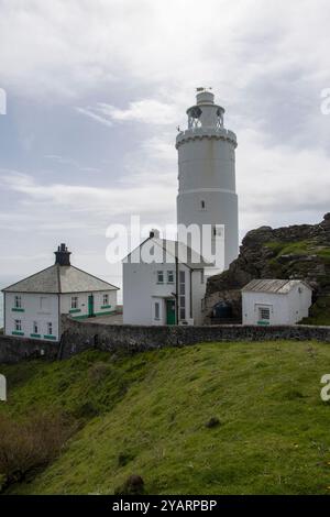 Start Point Lighthouse, von der Küste in Schwarz-weiß (monochrom) mit dramatischen Wolken Stockfoto
