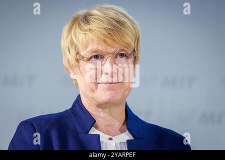 Berlin, Deutschland. Oktober 2024. Veronika Grimm nimmt die Auszeichnung des deutschen KMU-Verbands mit für herausragende Leistungen zu den Grundsätzen der sozialen Marktwirtschaft entgegen. Das mit vergibt den Preis seit 2014 in Anerkennung von Dienstleistungen für die Grundsätze der sozialen Marktwirtschaft. Quelle: Michael Kappeler/dpa/Alamy Live News Stockfoto