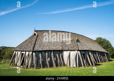 Wiederaufbau eines Wikinger-Langhauses in Fyrkat, einer mittelalterlichen Ringburg außerhalb von Hobro, Dänemark Stockfoto