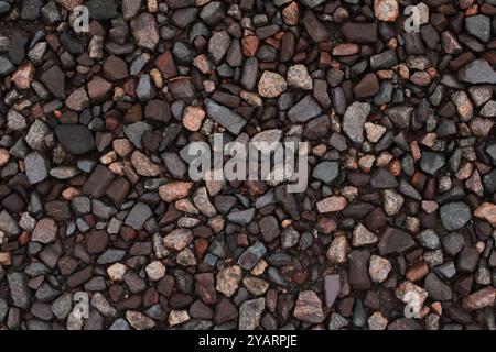 Das Foto zeigt eine Vielzahl kleiner Steine, die die Oberfläche bedecken und eine beeindruckende Textur erzeugen. Stockfoto