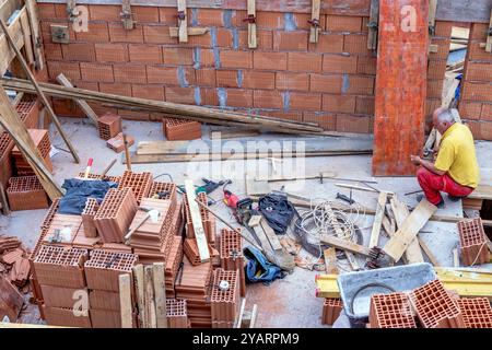 Der Bauingenieur prüft die Qualität der durchgeführten Arbeiten an der Dach- und Terrassenstruktur des Hauses. Stockfoto