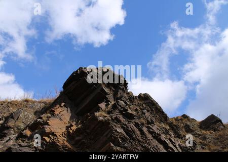 Ein Felsen am Himmel sieht majestätisch und prachtvoll aus und unterstreicht die Kraft der Natur. Stockfoto