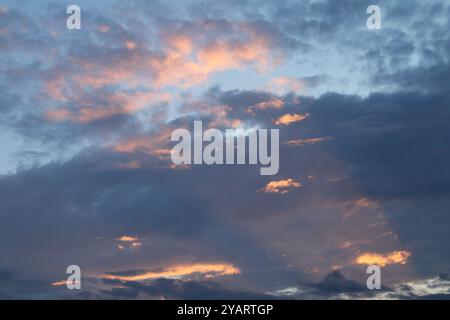 Helle Lichtstrahlen inmitten dunkler Wolken sehen aus wie Hoffnung, die durch die Dunkelheit bricht. Stockfoto