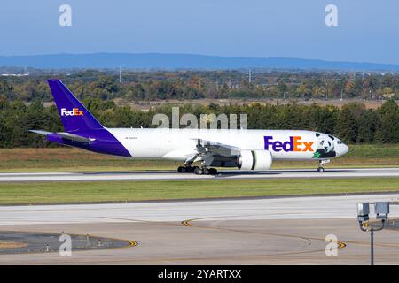 Dulles, USA. Oktober 2024. Ein Flugzeug mit riesigen Pandas trifft am 15. Oktober 2024 auf dem Dulles International Airport in der Nähe von Washington, DC, USA ein. Ein Paar riesiger Pandas, Bao Li und Qing Bao, kam am Dienstag nach einer etwa 19-stündigen Reise über den Pazifik von der Provinz Sichuan im Südwesten Chinas in Washington an. Eine spezielle Boeing 777F-Maschine vom Typ „FedEx Panda Express“ landete gegen 10:00 Uhr Ortszeit (1400 GMT) am Dulles International Airport in der Nähe von Washington, DC. Quelle: Hu Yousong/Xinhua/Alamy Live News Stockfoto